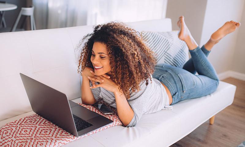 Una chica chateando en un sitio de citas