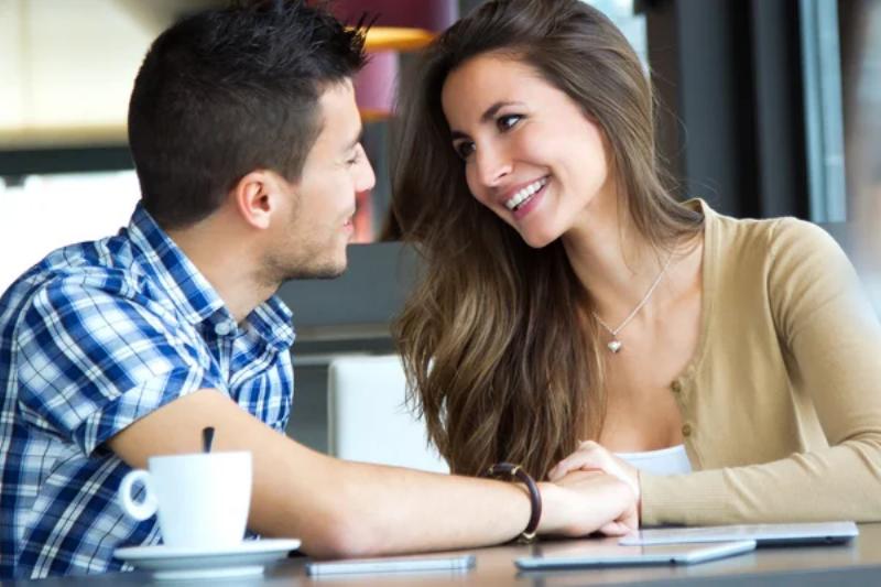 una pareja flirteando